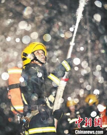 武汉消防员李长春：不惜一切代价保护人民生命安全