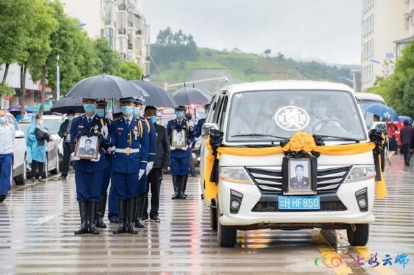 云南文山：雨中泪别抗洪抢险中牺牲的两位烈士