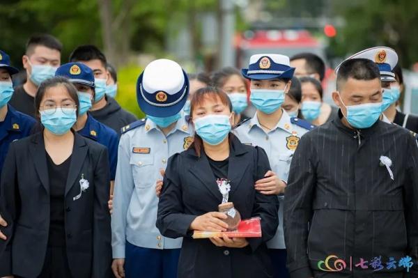 云南文山：雨中泪别抗洪抢险中牺牲的两位烈士