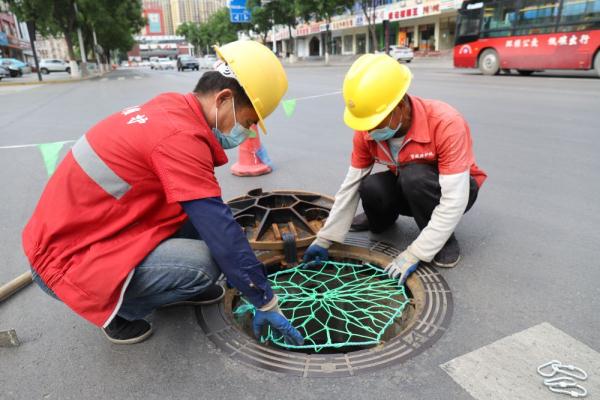 河北邢台：主城区雨水井加装防坠网避免汛期“井盖吃人”
