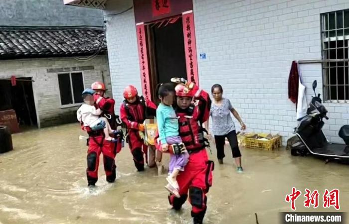 广西桂平遭遇内涝 消防冒雨紧急转移被困民众