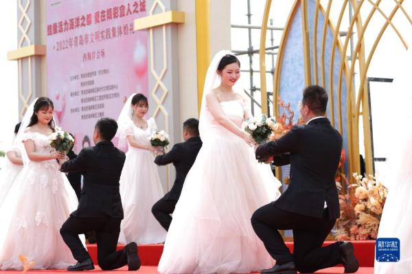山东青岛：集体婚礼倡文明婚庆新风尚