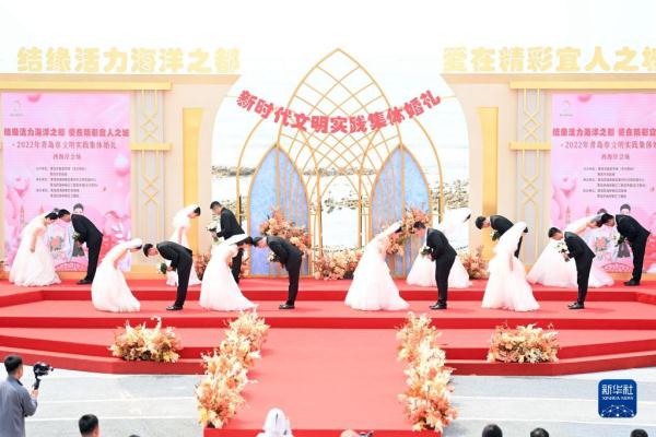 山东青岛：集体婚礼倡文明婚庆新风尚