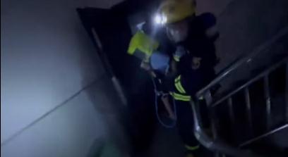 惊险！湖南一男子点蚊香给冰箱去味引发火灾，全楼紧急疏散！