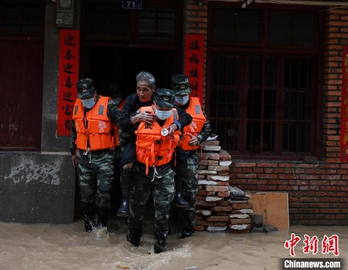 福建永安洪水内涝 武警官兵救出20余名被困者
