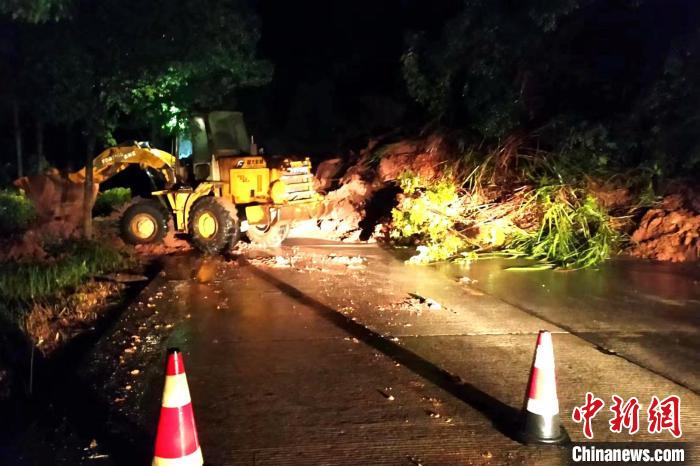 强降雨致福建龙岩多条道路中断 客运列车停运