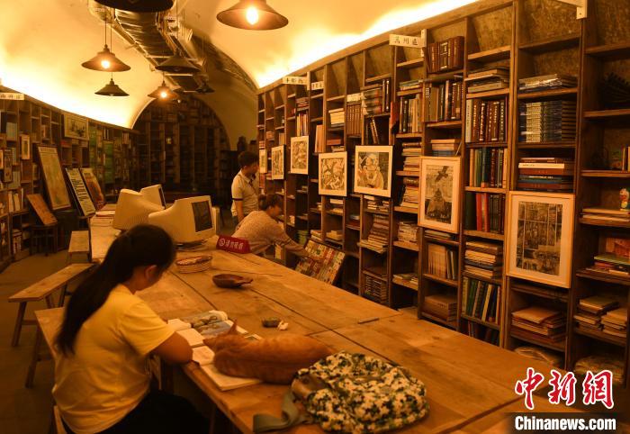 重庆：防空洞书屋吸引民众前往品书香