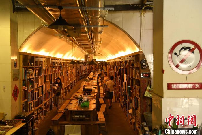 图为市民在防空洞改造的书屋内看书学习。　周毅 摄