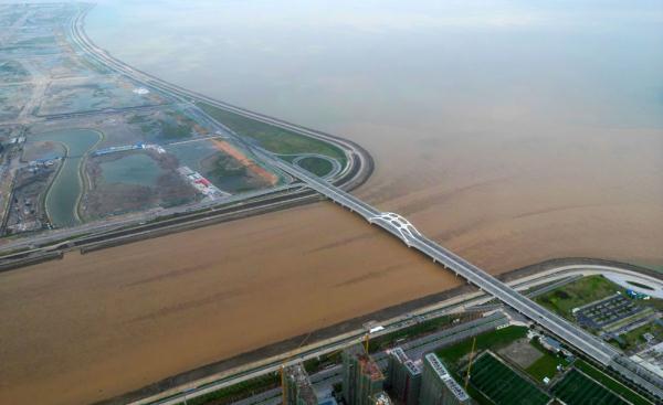 广东汕头：连日强降雨 新津河变黄