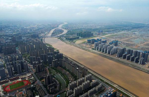 广东汕头：连日强降雨 新津河变黄