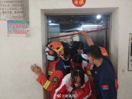 海南五指山9名学生被困电梯内 消防及时救援