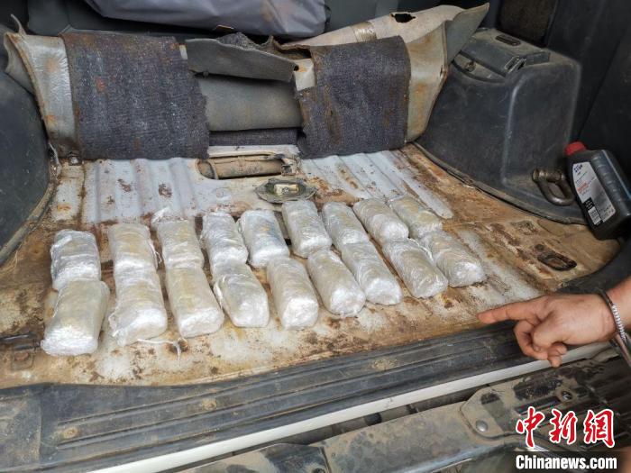 西双版纳警方连破两起车体藏毒案 缴毒近9公斤