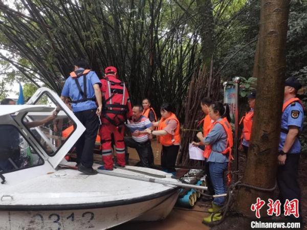 广西桂林漓江水位急涨 洲岛居民紧急转移避险