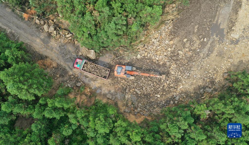 广西融水：抢通线路 修复设施