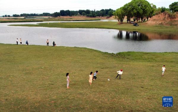 陕西靖边：芦河湿地水清景美