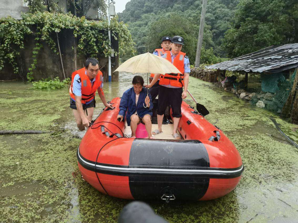 在洪峰中筑起“钢铁堤坝”——广西桂林市政法系统抗洪抢险侧记