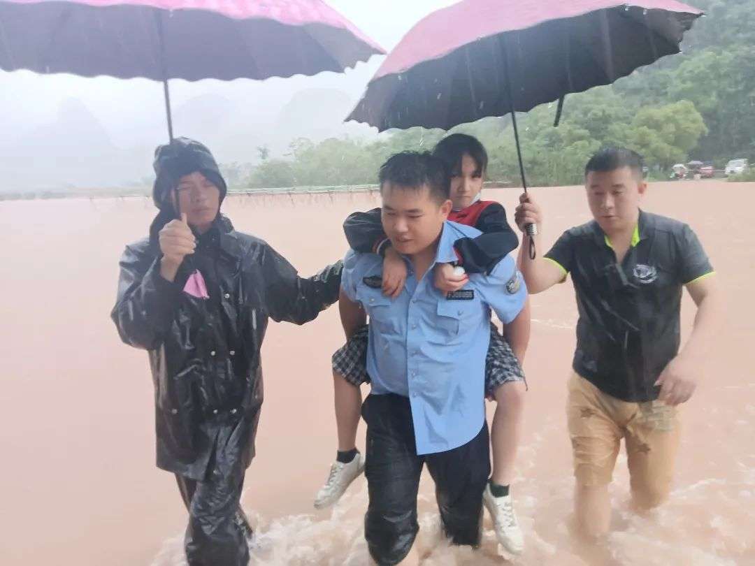 在洪峰中筑起“钢铁堤坝”——广西桂林市政法系统抗洪抢险侧记