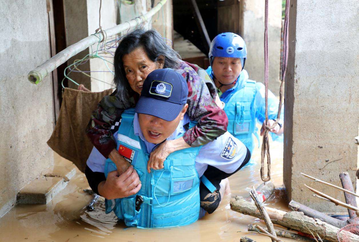 在洪峰中筑起“钢铁堤坝”——广西桂林市政法系统抗洪抢险侧记