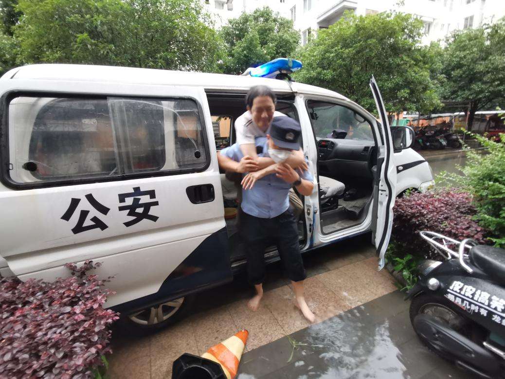 在洪峰中筑起“钢铁堤坝”——广西桂林市政法系统抗洪抢险侧记