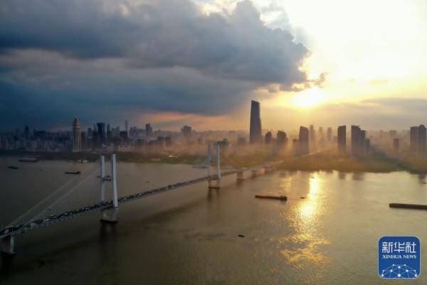 湖北武汉：云雾缭绕美如画