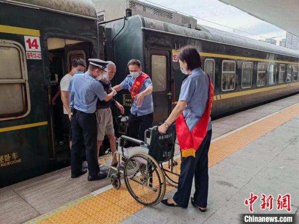 京广普铁韶关区段暂停运行 湖南高铁转运万余名旅客