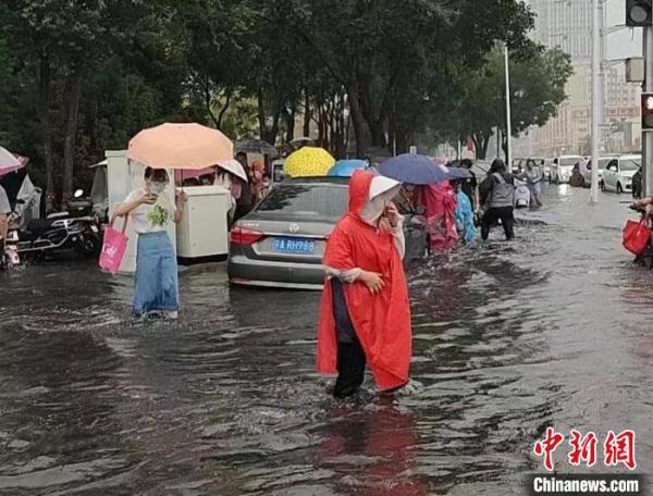 宁夏银川发布今年首个暴雨红色预警