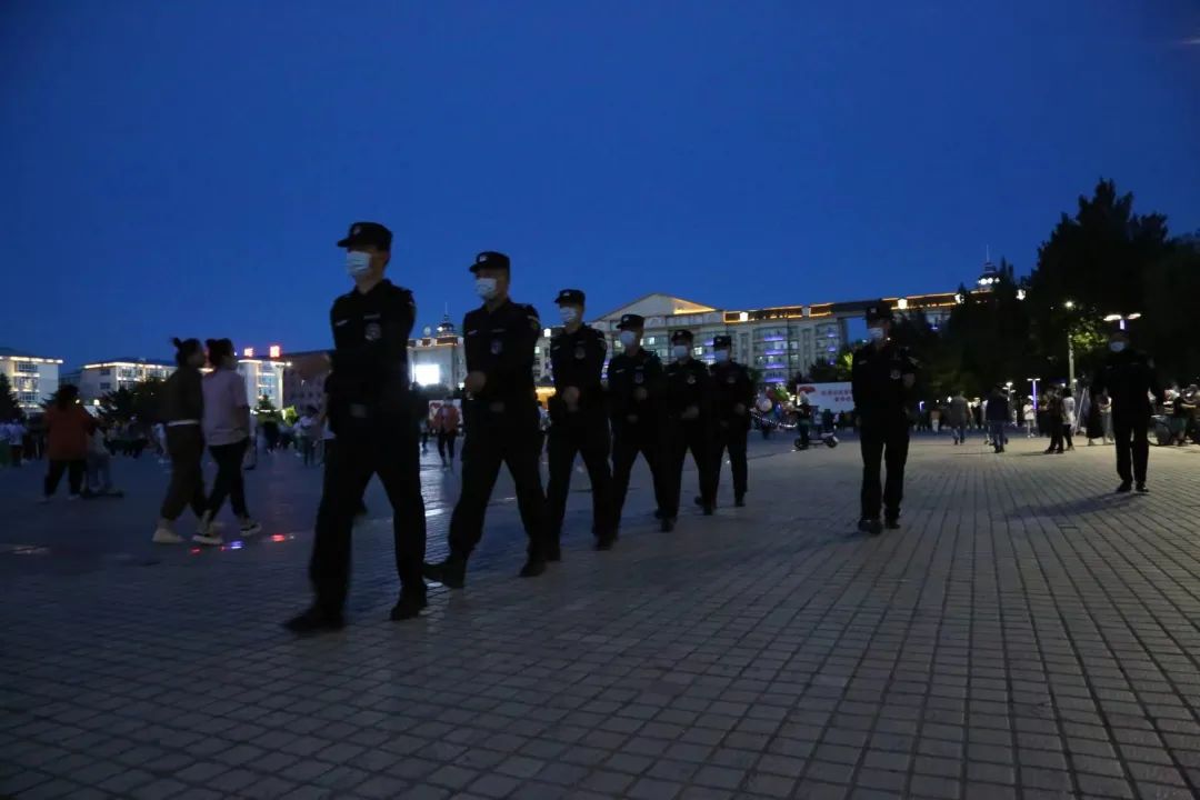 千名警力下基层 维护社会治安持续稳定 双鸭山市公安局开展强化夏季社会治安巡逻防控工作