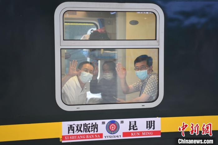 “坐着火车游云南”旅游专列首发