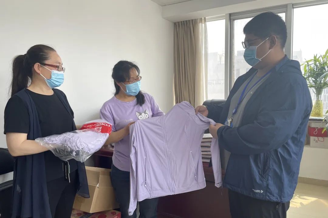 聚“工”力 显担当｜避暑“凉”方送“疫”线，北京大兴区各级工会走访慰问送清凉