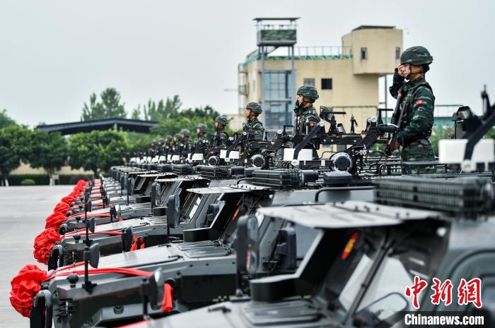 武警重庆总队举行授装仪式新型战车入列