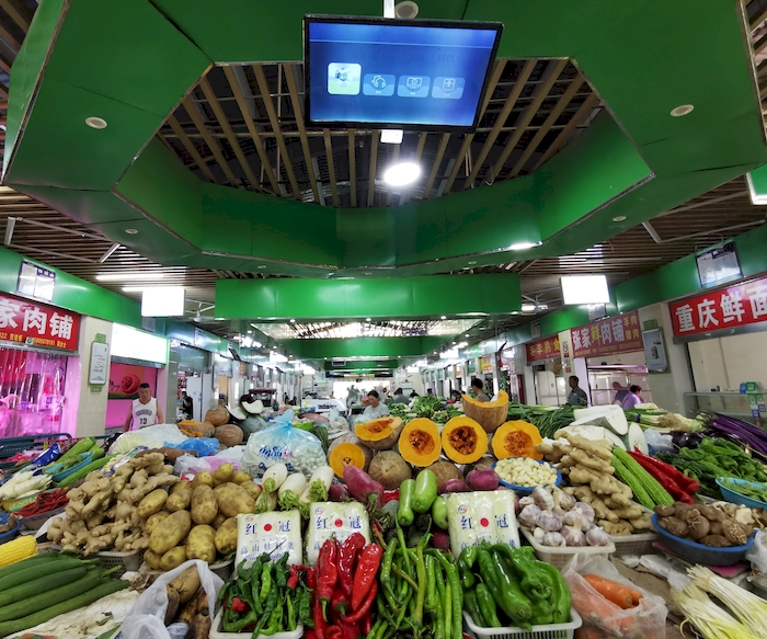 菜市场里各种新鲜蔬菜琳琅满目。潘双云摄