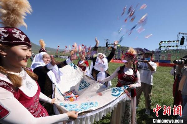 新疆喀纳斯文化旅游周开幕 民族风情浓郁