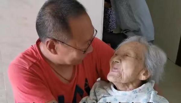 湖南52岁儿子抱着百岁妈妈就医感动全网， 网友：小时候她也是这么抱你的