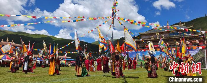 青海班玛：藏戏团展演《赛马称王》传承世界最长史诗