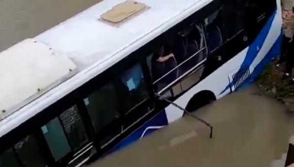 上海一公交车坠河，司机被困