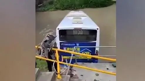 上海一公交车坠河，司机被困