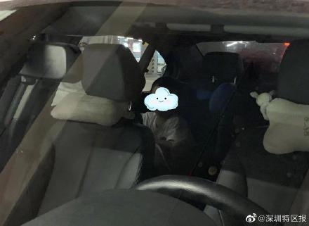 2岁幼童被困车内，深圳消防破窗救援