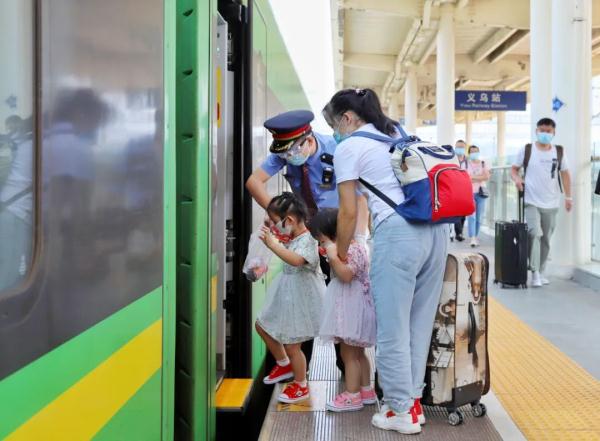 长三角铁路暑运方案出台，上海三个车站提供“一窗通办”服务