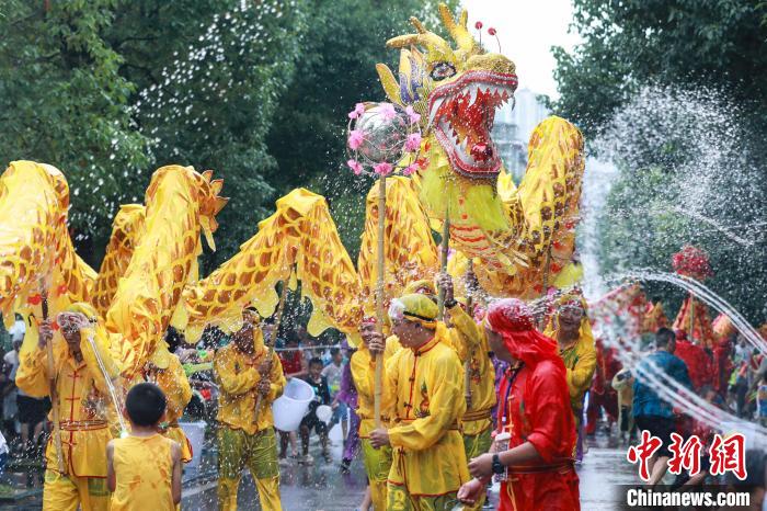 贵州剑河：水龙狂欢活动欢度“六月六”