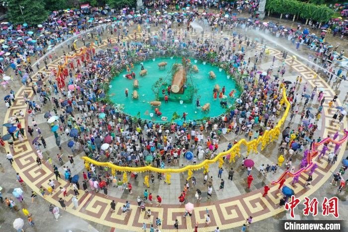 贵州剑河：水龙狂欢活动欢度“六月六”