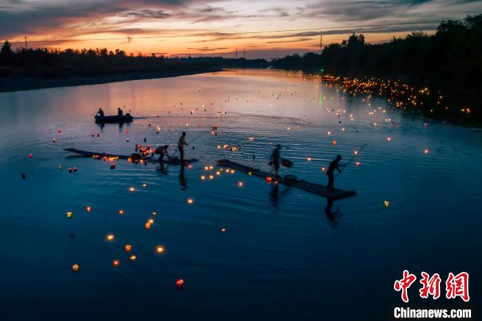 在安徽省宣城市宣州区水东镇水阳江畔，村民在放荷灯。　李晓红 摄