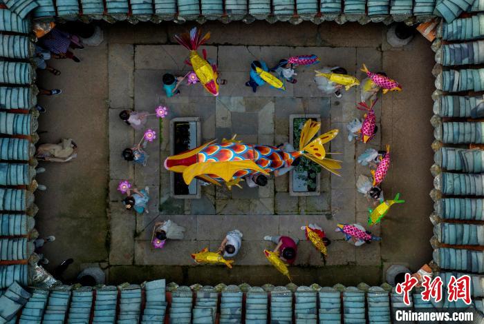 7月2日，航拍在安徽省宣城市宣州区水东古镇，村民在古宅里进行非遗展示。　章念东 摄
