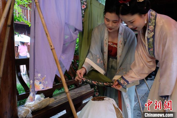 两名女子正在体验古代熏衣。　刘俊聪 摄