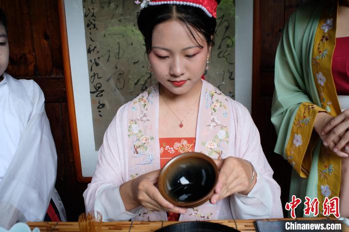 一名女子正在展示”点茶“技法。　刘俊聪 摄
