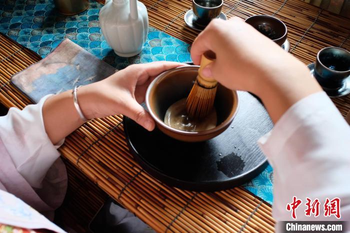 一名女子正在进行”点茶“，这项技法可追溯至宋代。　刘俊聪 摄