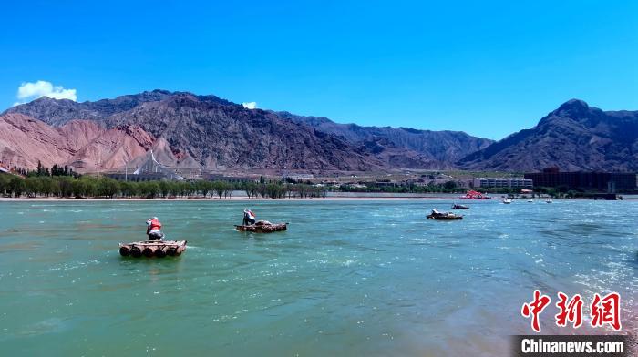 “羊皮筏子”送人载物，黄河上游再现古老渡河方式