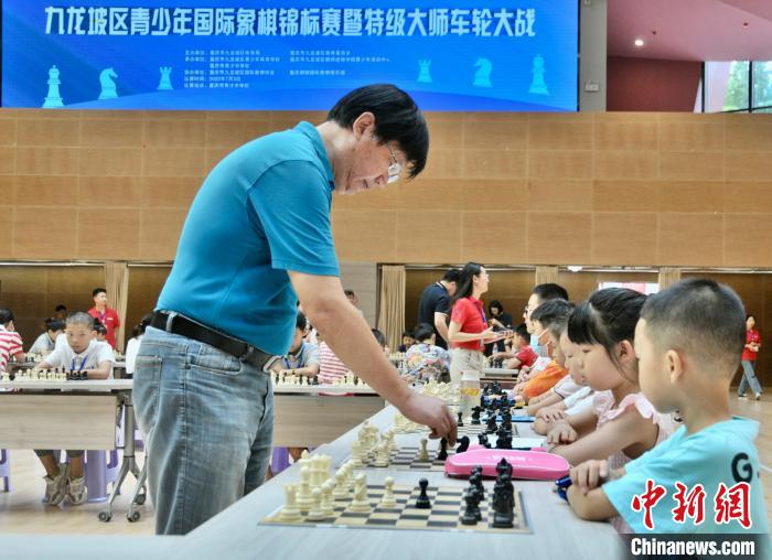 国际特级大师叶江川重庆与国际象棋爱好者下“车轮战”