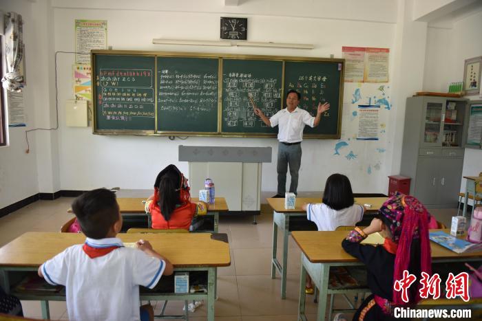 通讯：“最美乡村教师”李修雄和他4个学生的“最后一课”