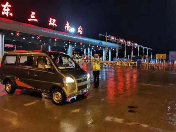 暴雨中郑州交警全员上岗拖移被困车辆23辆 救助群众13人