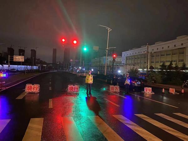 暴雨中郑州交警全员上岗拖移被困车辆23辆 救助群众13人